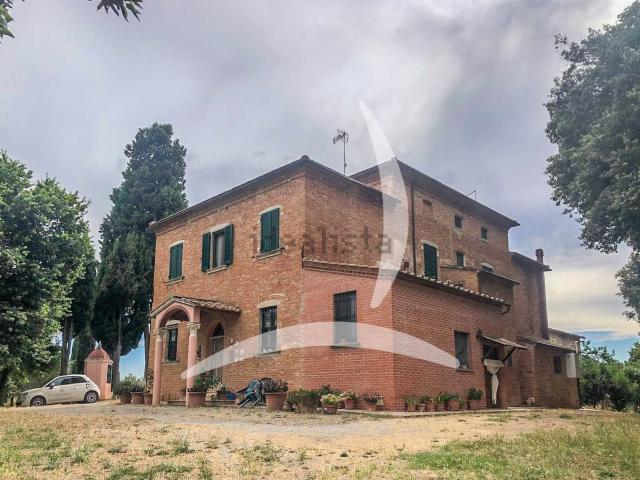 Rustici e casali in vendita di 330 m²