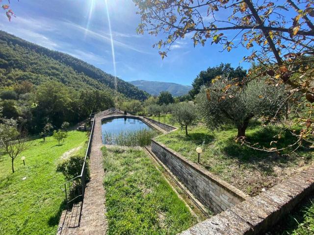 Rustici e casali in vendita di 330 m² in Via Enrico Mattei, 53