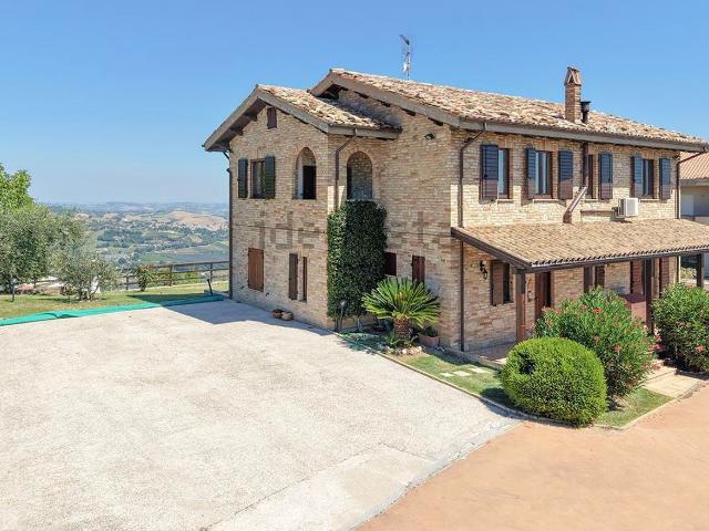 Rustici e casali in vendita di 330 m² in Contrada Cerreto