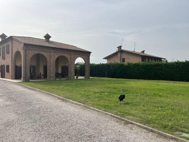 Rustici e casali in vendita di 330 m² in Via Arginone