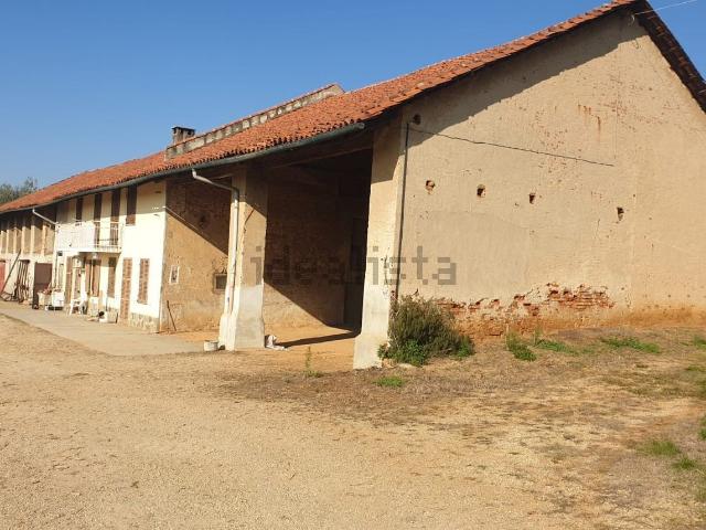 Rustici e casali in vendita di 330 m² in Via Artuffi, 61