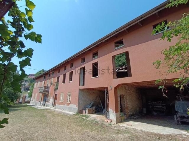 Rustici e casali in vendita di 330 m² in Via Castello, 10