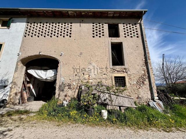 Rustici e casali in vendita di 330 m² in Via Guastalla
