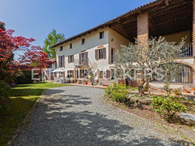 Rustici e casali in vendita di 330 m² in Via Inserra