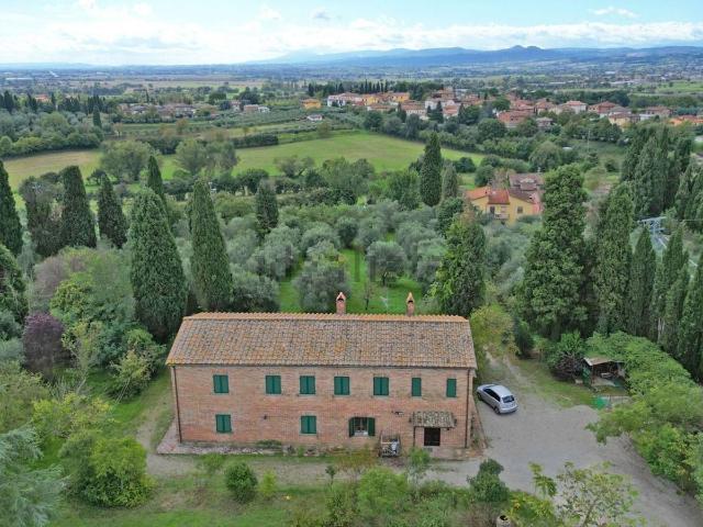 Rustici e casali in vendita di 330 m² in Via Siena