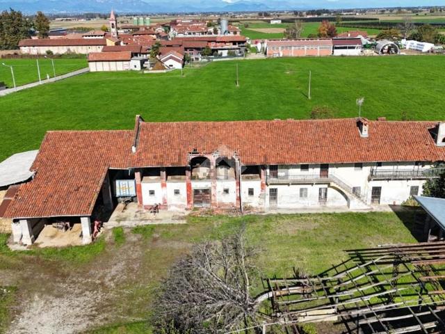 Rustici e casali in vendita di 331 m² in Via dei Romani, 10