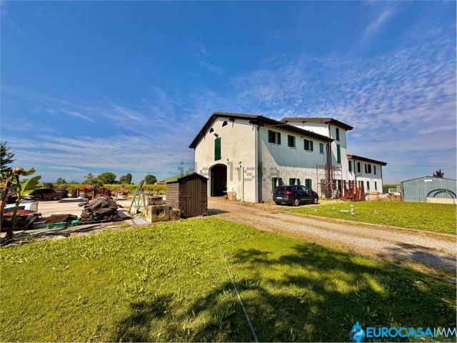 Rustici e casali in vendita di 332 m²