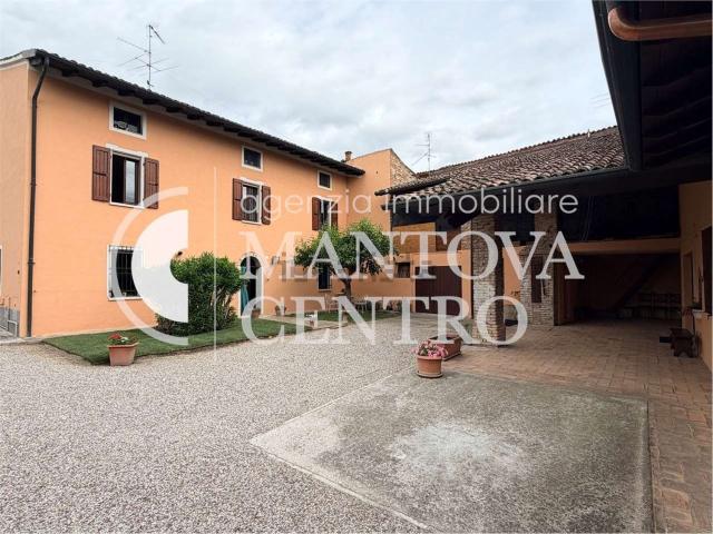 Rustici e casali in vendita di 347 m² in Piazza Castello, 44