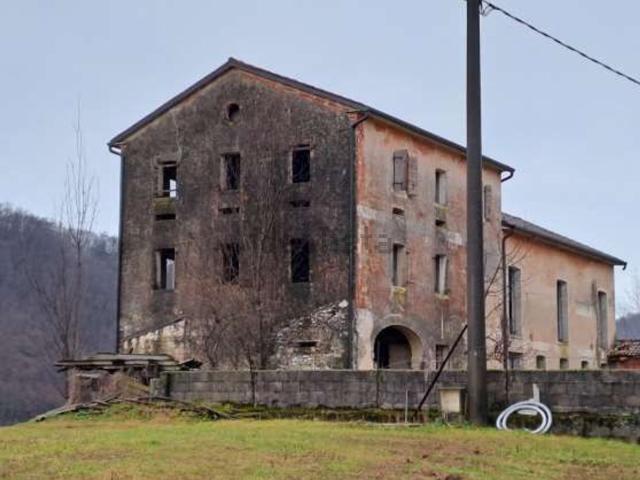 Rustici e casali in vendita di 347 m² in Via Carniei