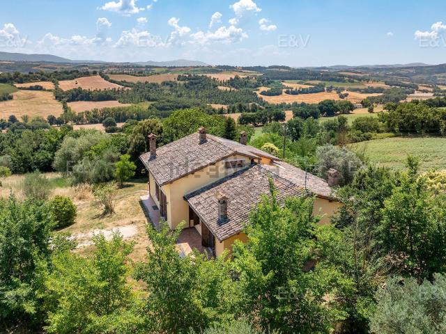 Rustici e casali in vendita di 340 m² in Località Ilci