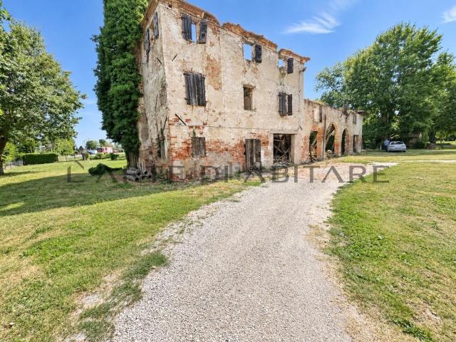 Rustici e casali in vendita di 340 m² in Via Crea
