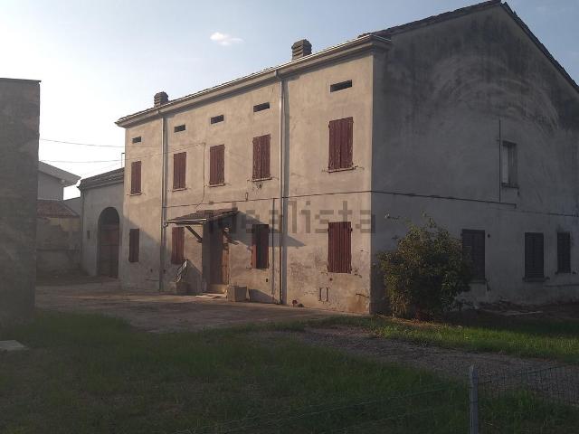 Rustici e casali in vendita di 340 m² in Via Guastalla