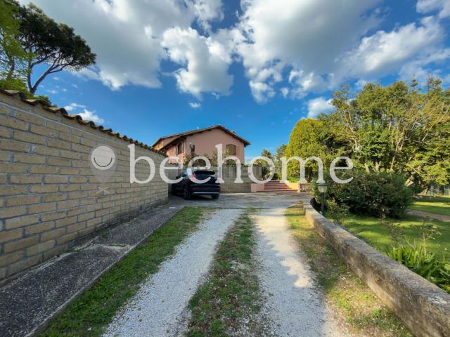 Rustici e casali in vendita di 354 m² in Via dell&apos Ara delle Rose