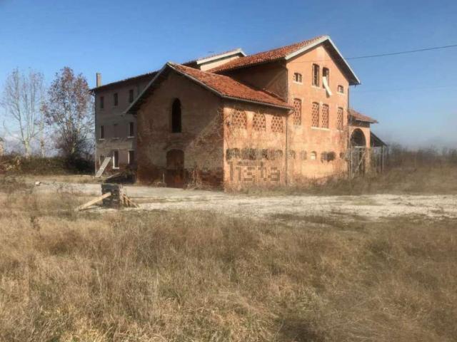 Rustici e casali in vendita di 355 m² in Viale Don Luigi Sturzo