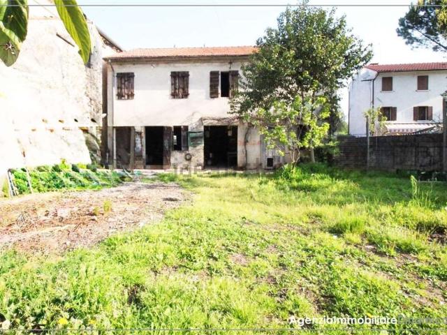 Rustici e casali in vendita di 357 m² in Via Farmacia