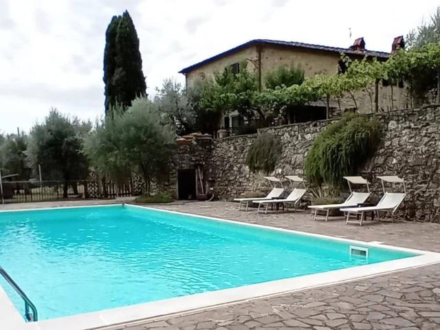 Rustici e casali in vendita di 359 m² in Via Senese