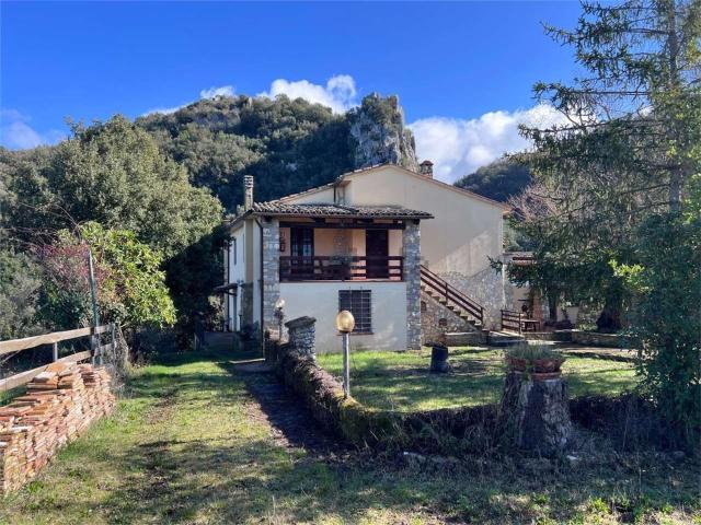 Rustici e casali in vendita di 350 m²