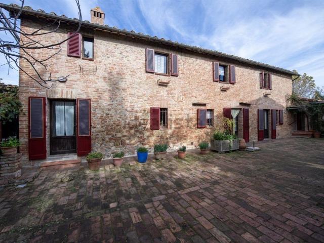 Rustici e casali in vendita di 350 m²