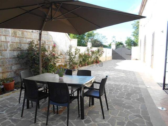 Rustici e casali in vendita di 350 m²