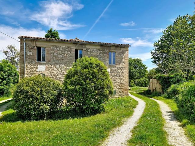 Rustici e casali in vendita di 350 m²