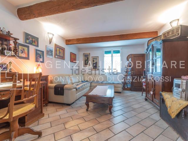 Rustici e casali in vendita di 350 m²