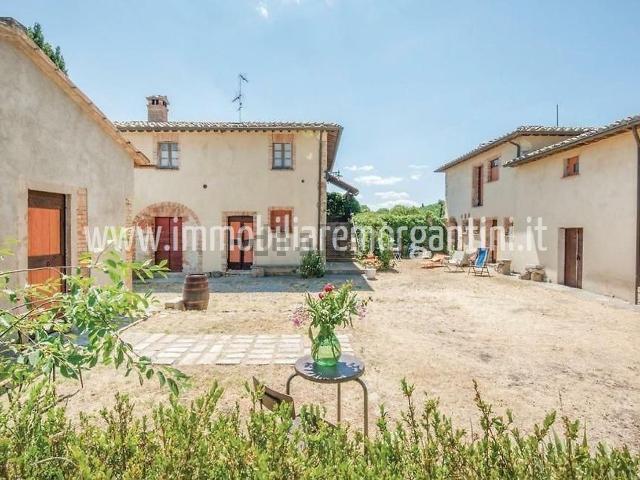 Rustici e casali in vendita di 350 m²
