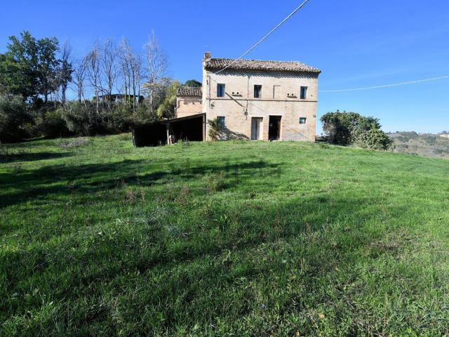 Rustici e casali in vendita di 350 m² in Contrada Fonterrante