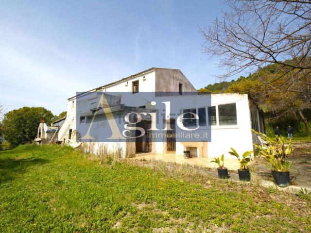 Rustici e casali in vendita di 350 m² in Contrada Monte Aquilino