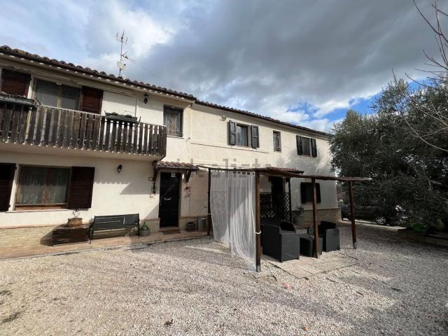 Rustici e casali in vendita di 350 m² in Contrada Sant&apos  Isidoro, 64