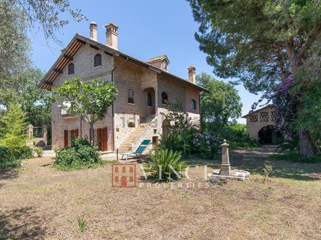 Rustici e casali in vendita di 350 m² in Strada Provinciale 46