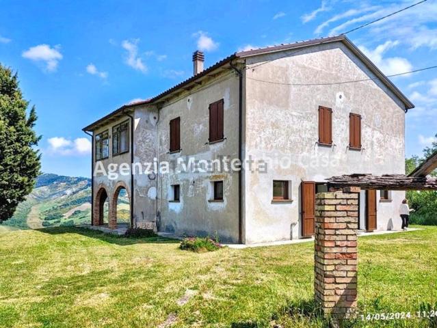 Rustici e casali in vendita di 350 m² in Strada senza nome