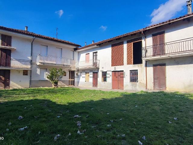 Rustici e casali in vendita di 350 m² in Via Madonna, 45