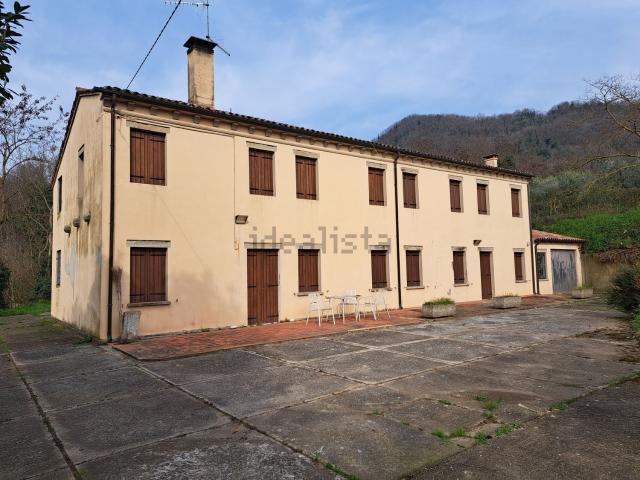 Rustici e casali in vendita di 350 m² in Via Anconetta