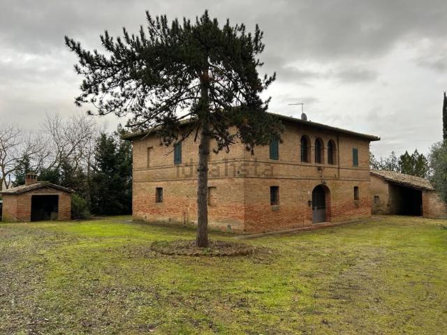 Rustici e casali in vendita di 350 m² in Via Cassia Sud