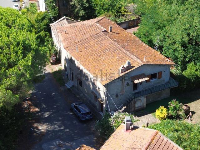Rustici e casali in vendita di 350 m² in Via Collealberti, 8