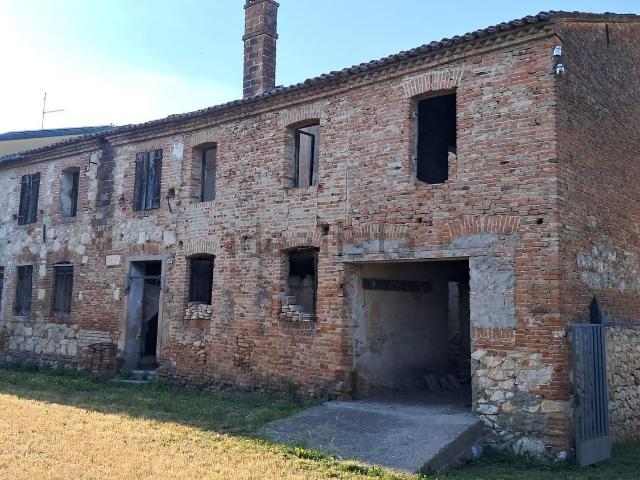 Rustici e casali in vendita di 350 m² in Via Santa Giustina, 68