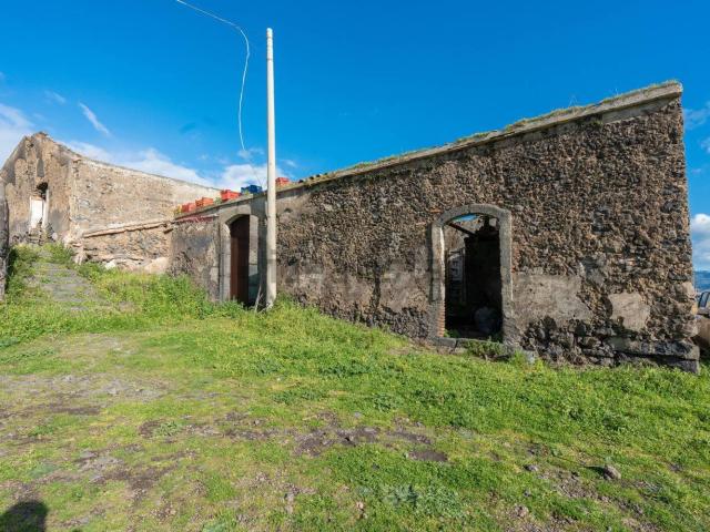 Rustici e casali in vendita di 350 m² in Via Savochelli
