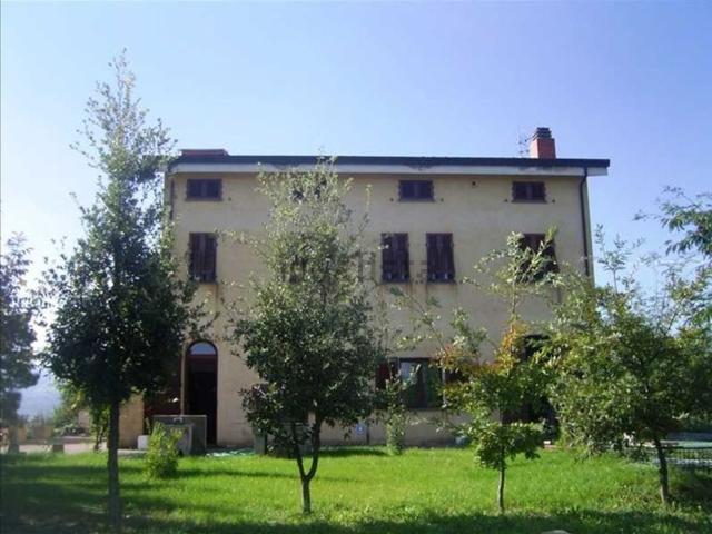 Rustici e casali in vendita di 350 m² in Via Terricciolese