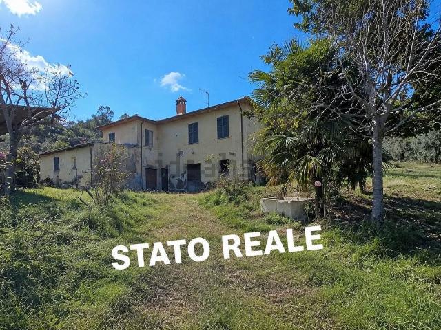 Rustici e casali in vendita di 353 m² in Strada delle Querce, 124
