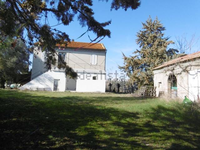 Rustici e casali in vendita di 353 m² in Strada Santa Caterina