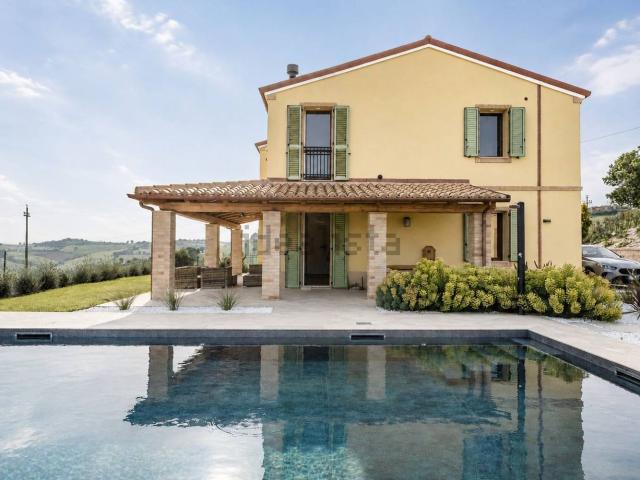 Rustici e casali in vendita di 364 m²