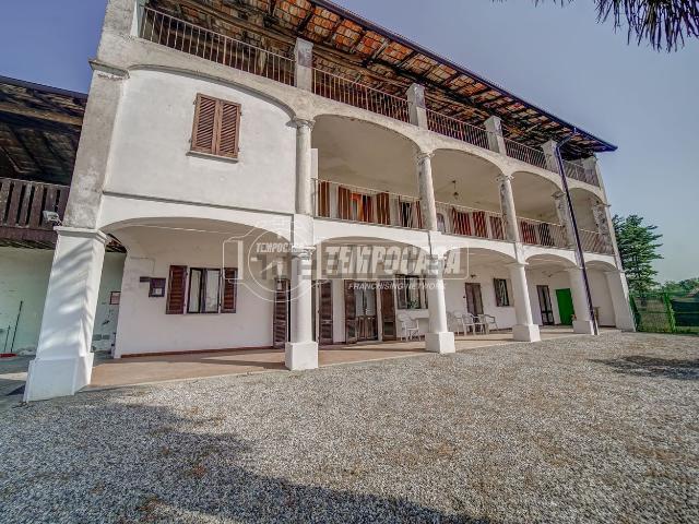 Rustici e casali in vendita di 360 m² in Via della Pace