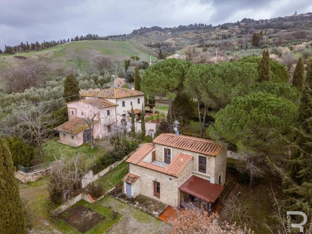 Rustici e casali in vendita di 360 m² in Via della Pettina