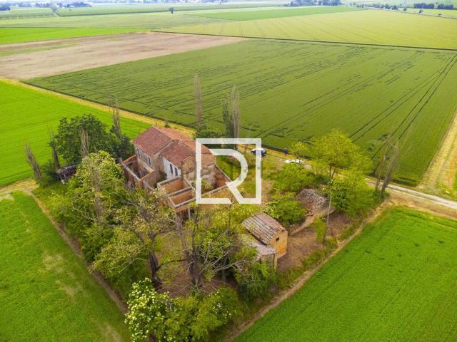 Rustici e casali in vendita di 360 m² in Via Ferragù, 17