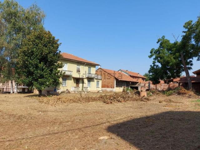 Rustici e casali in vendita di 360 m² in Via Genova, 22