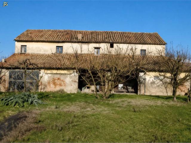 Rustici e casali in vendita di 363 m² in Via Torri, 57