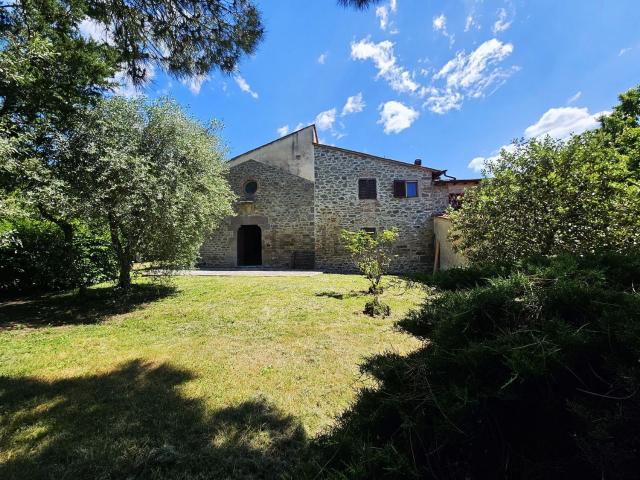 Rustici e casali in vendita di 375 m² in Località Simonti