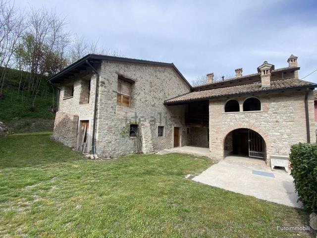 Rustici e casali in vendita di 375 m² in Strada Baietta