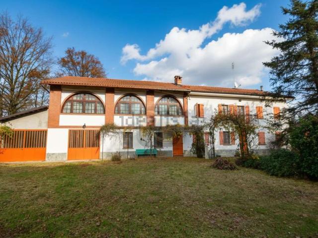 Rustici e casali in vendita di 379 m² in Frazione Morialdo, 47