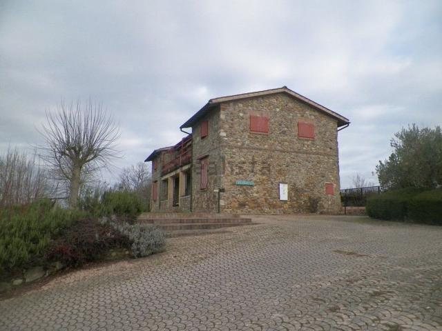 Rustici e casali in vendita di 370 m² in Via Adorno Borgianni